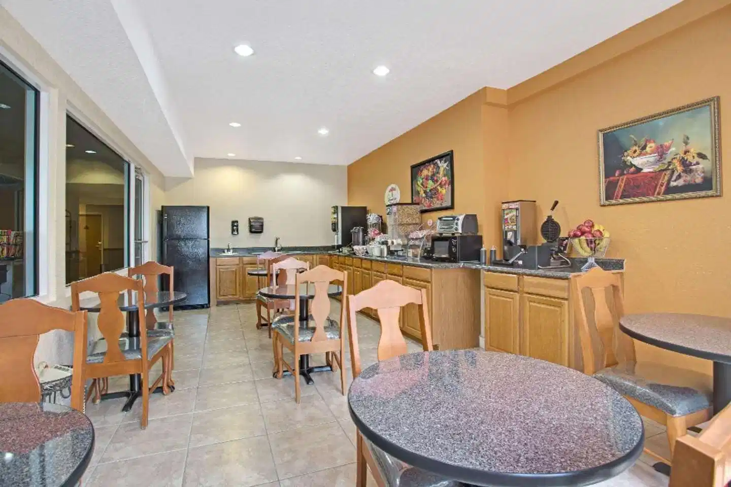 Super 8 by Wyndham Daytona Beach Bar