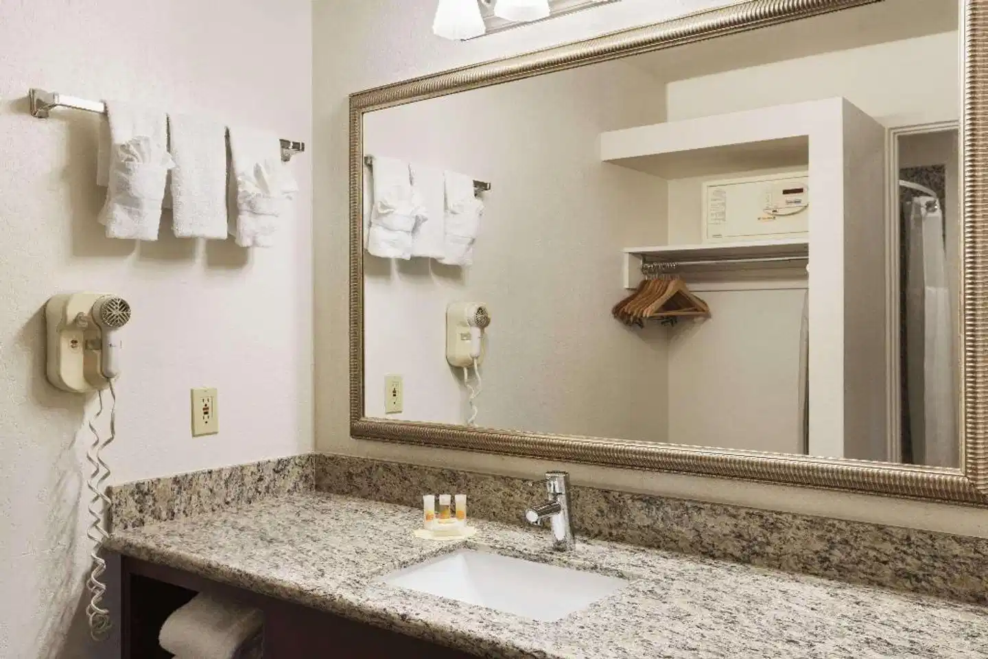 Days Inn by Wyndham Oceanside Badezimmer