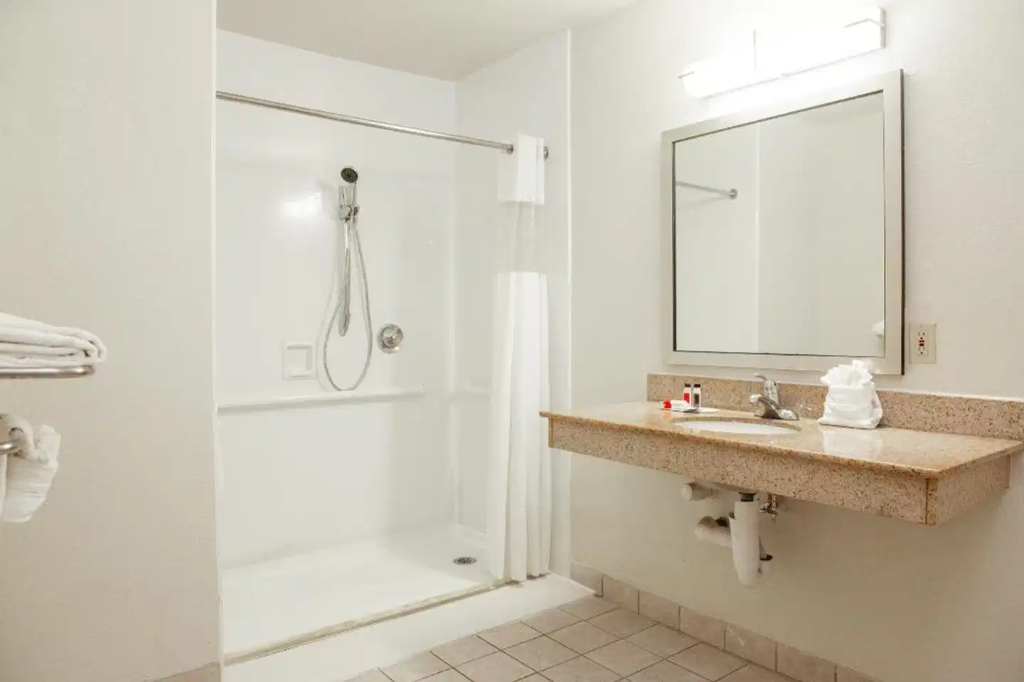 Days Inn by Wyndham Encinitas Moonlight Beach Badezimmer