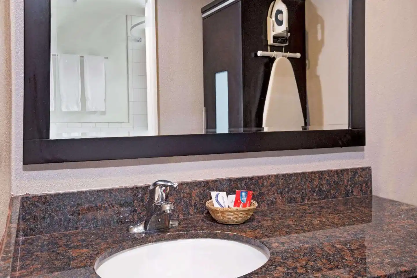 Super 8 by Wyndham Los Angeles-Culver City Area Badezimmer