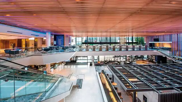 Hyatt Regency Chicago Bar