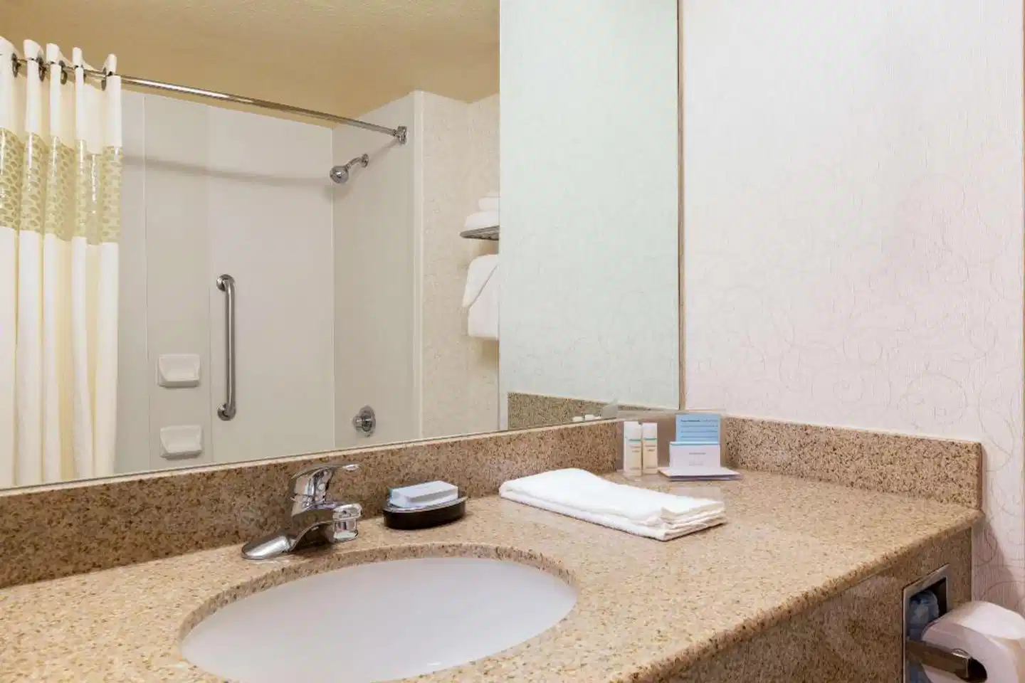 Hampton Inn San Marcos Badezimmer
