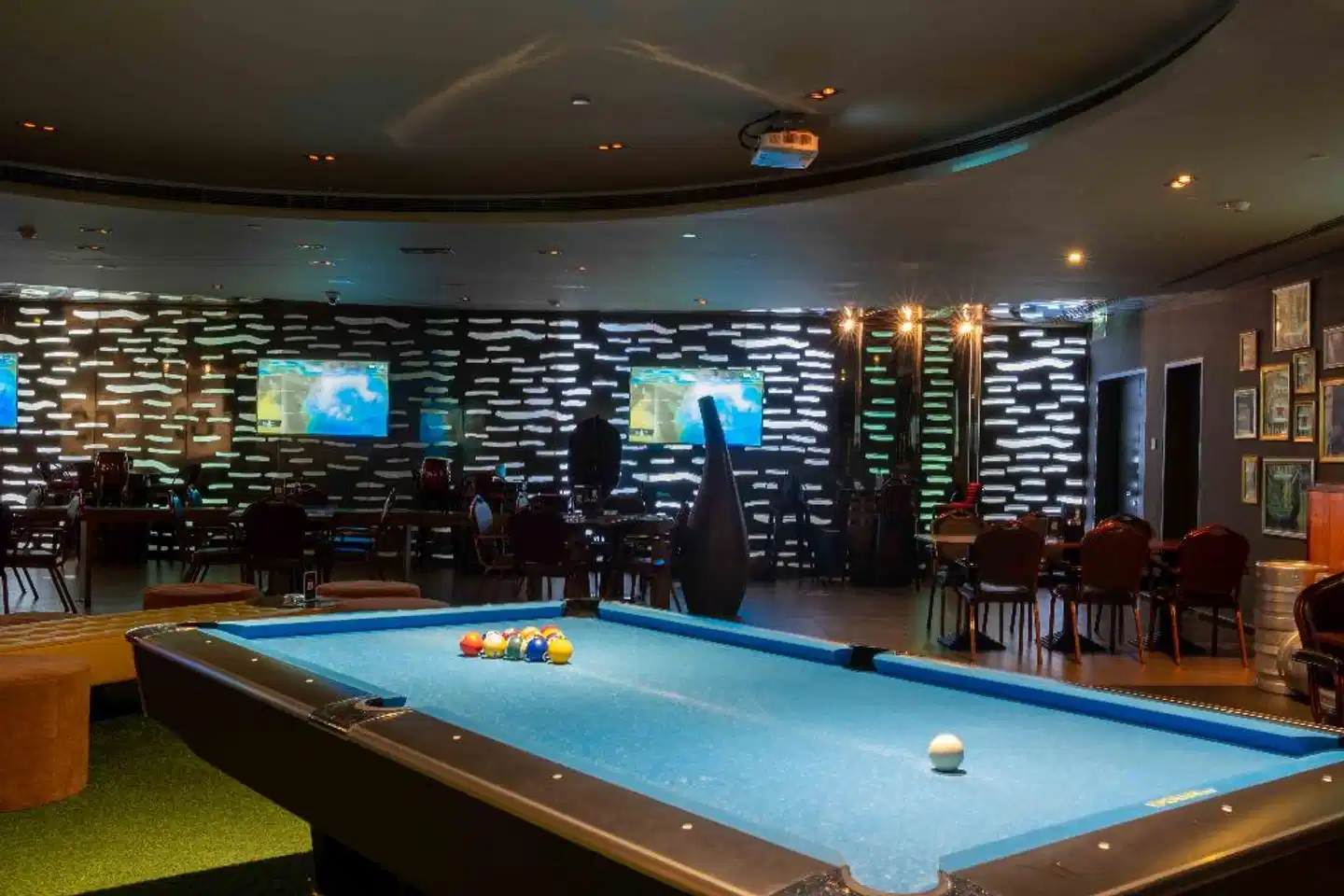 Al Ain Rotana Hallenbad