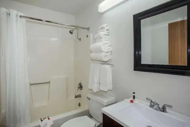 Super 8 by Wyndham Washington Badezimmer