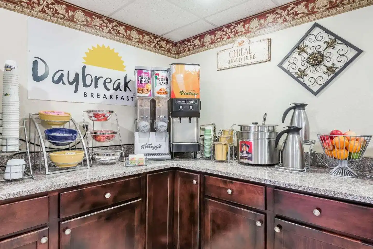 Days Inn & Suites by Wyndham Youngstown / Girard Ohio Lobby