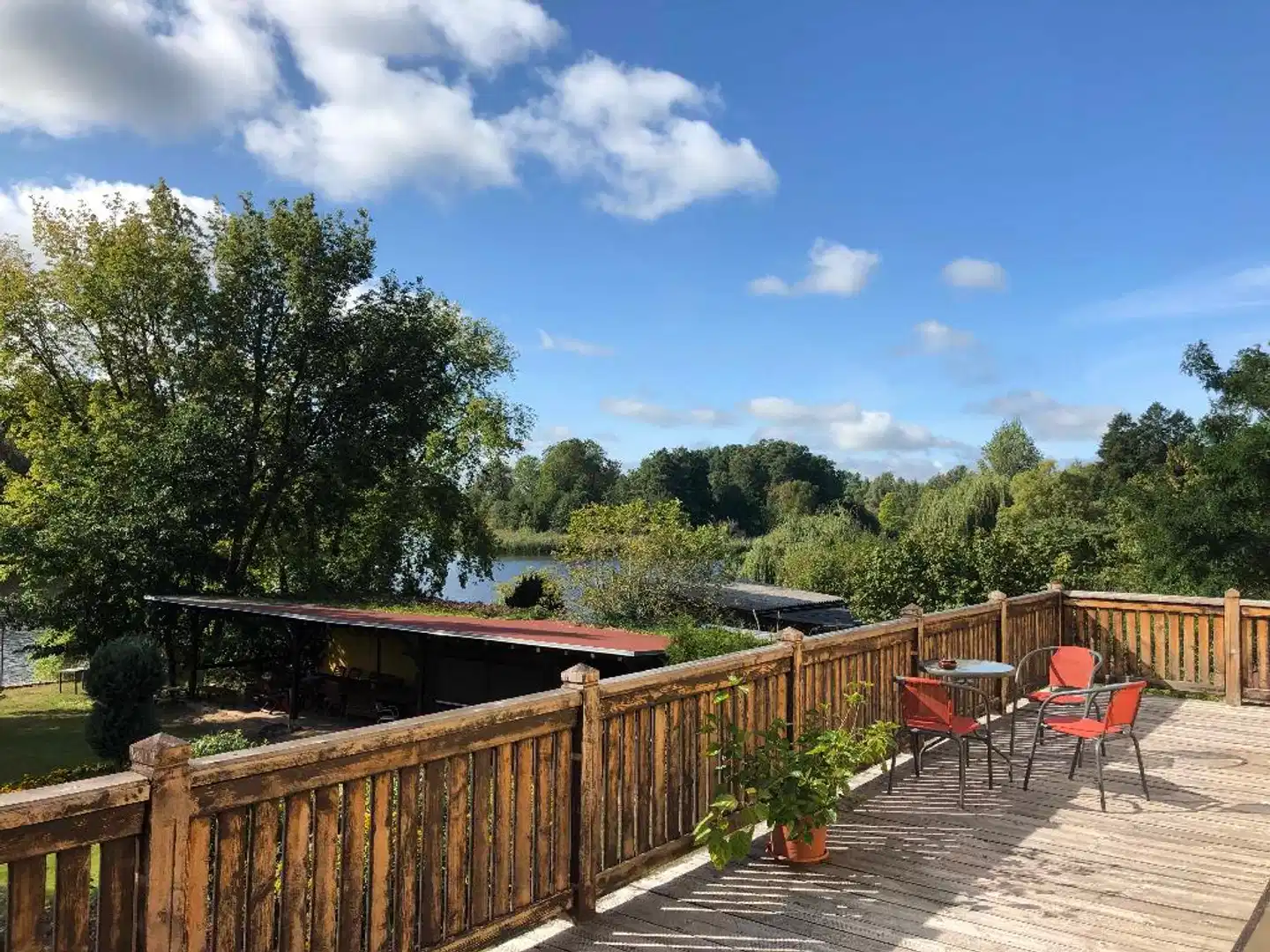 RIVERSIDE INN Terrasse