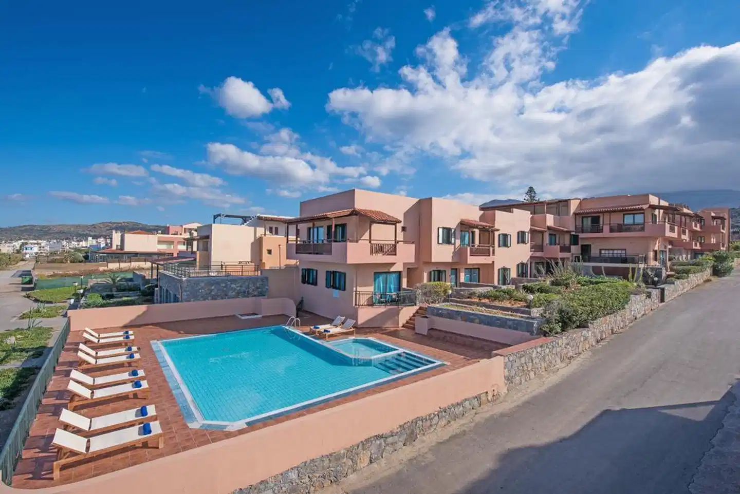 KOUTRAKIS SUITES Pool