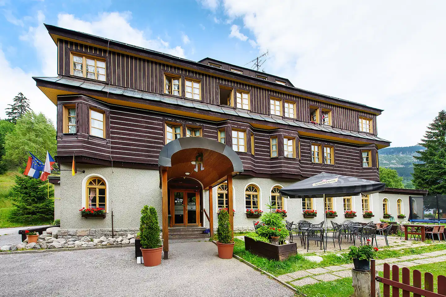 Alpský Hotel Aussenansicht
