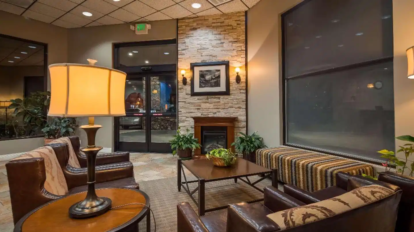 Best Western Plus Yosemite Way Station Lobby