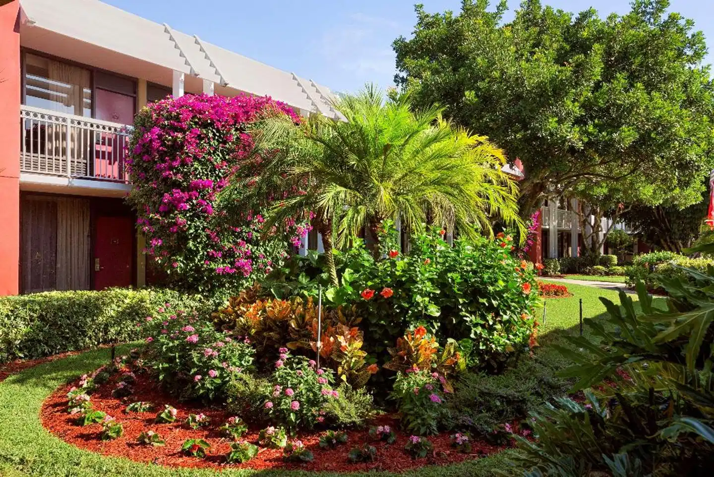 Ramada Naples Garten