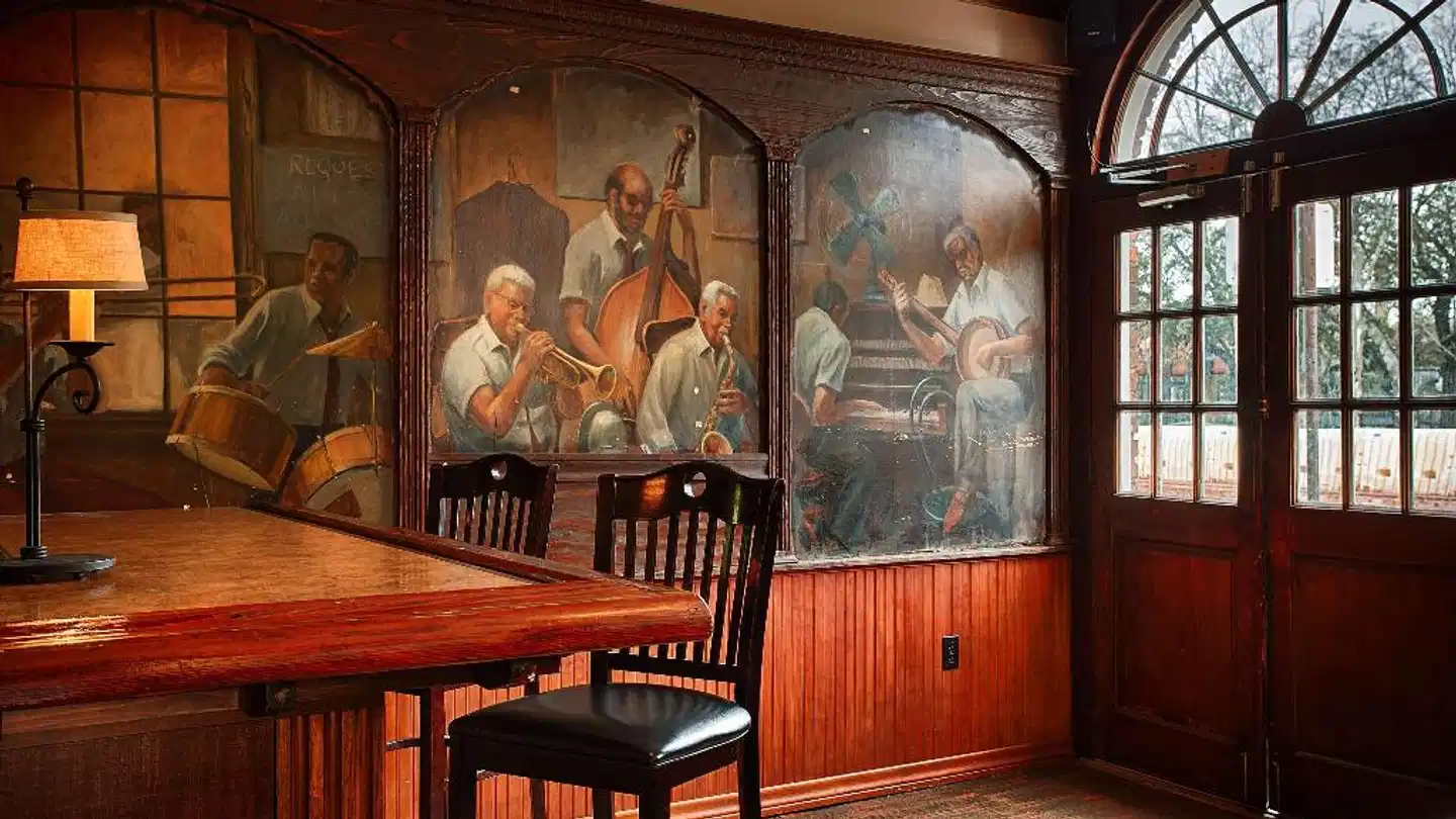 Best Western Plus Landmark French Quarter Bar