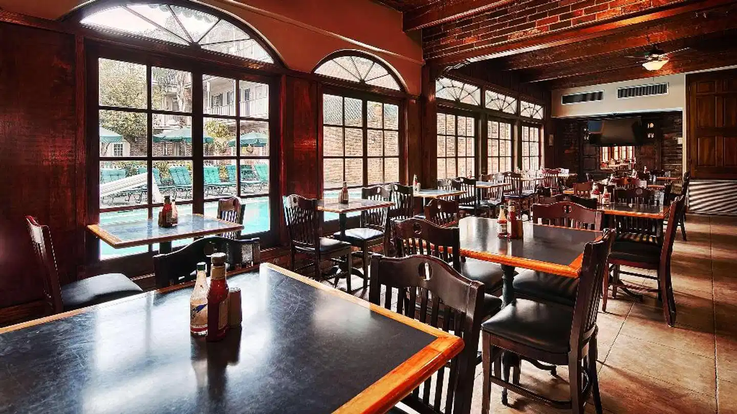 Best Western Plus Landmark French Quarter Bar