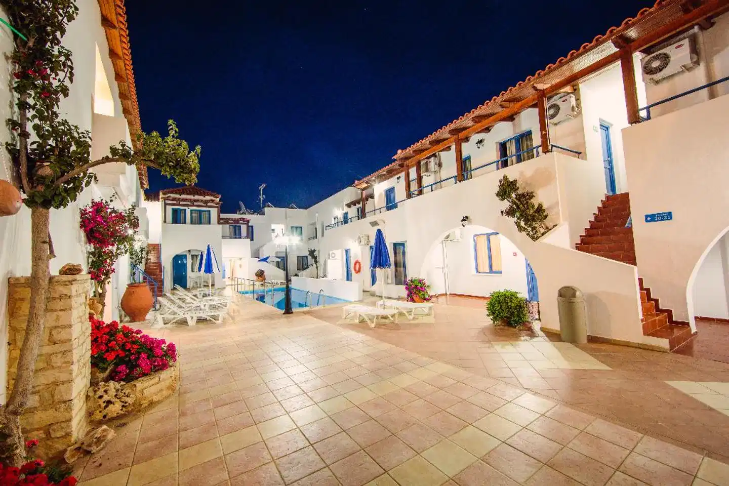 Iliana Hotel Aussenansicht