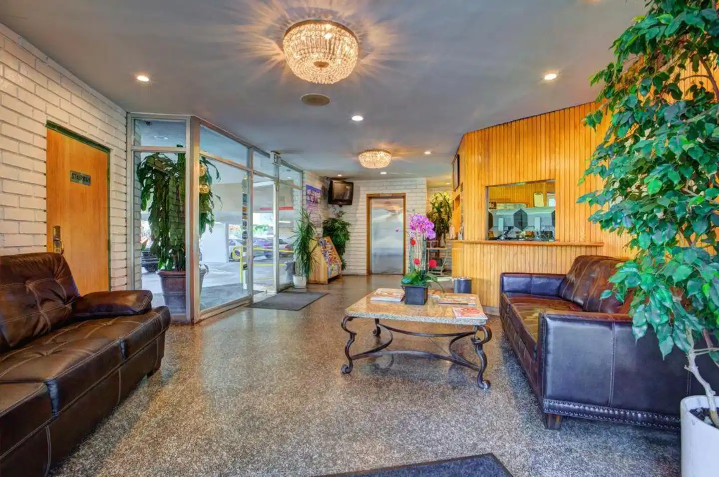 Dunes Inn - Wilshire Lobby