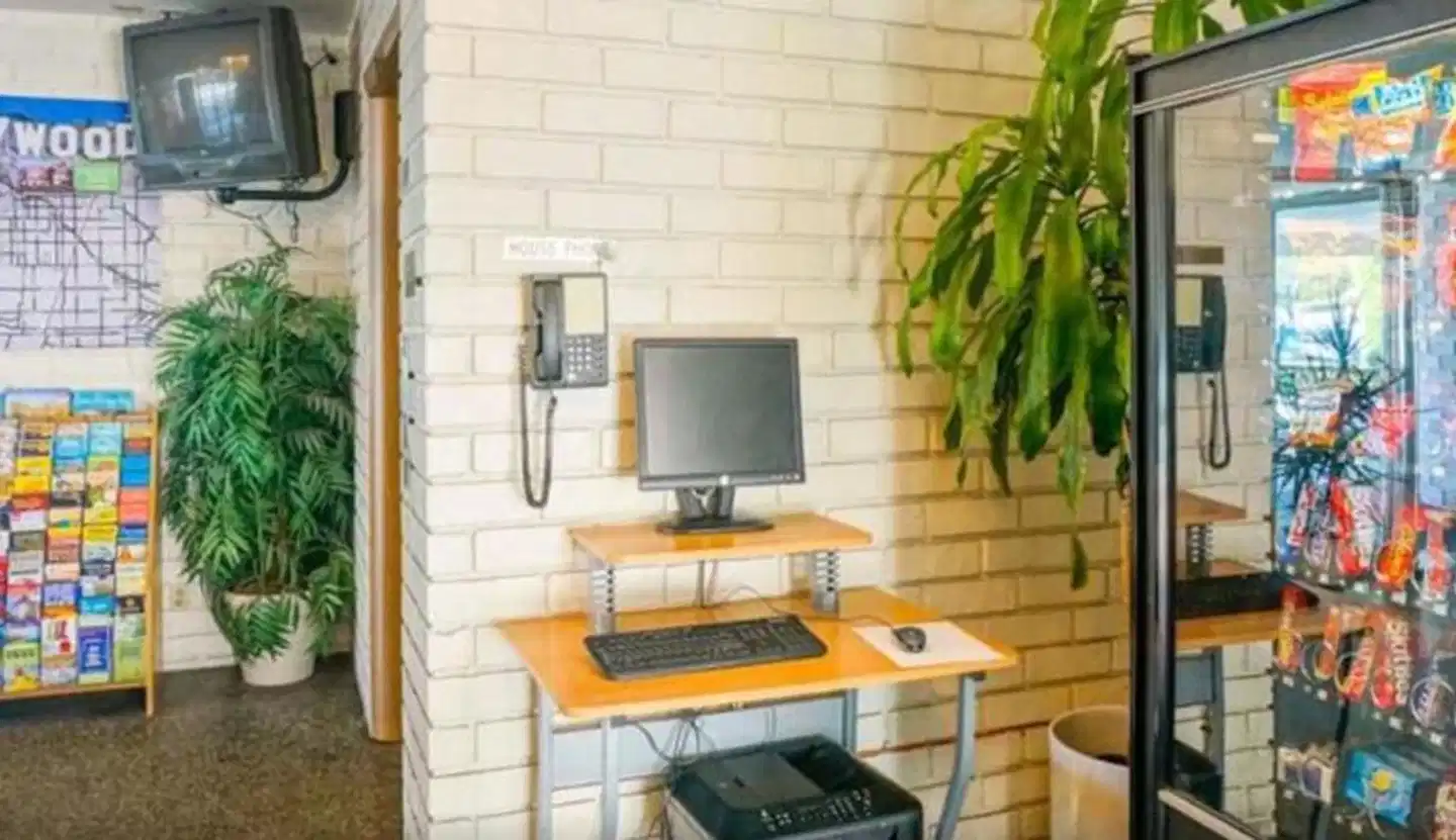 Dunes Inn - Wilshire Lobby