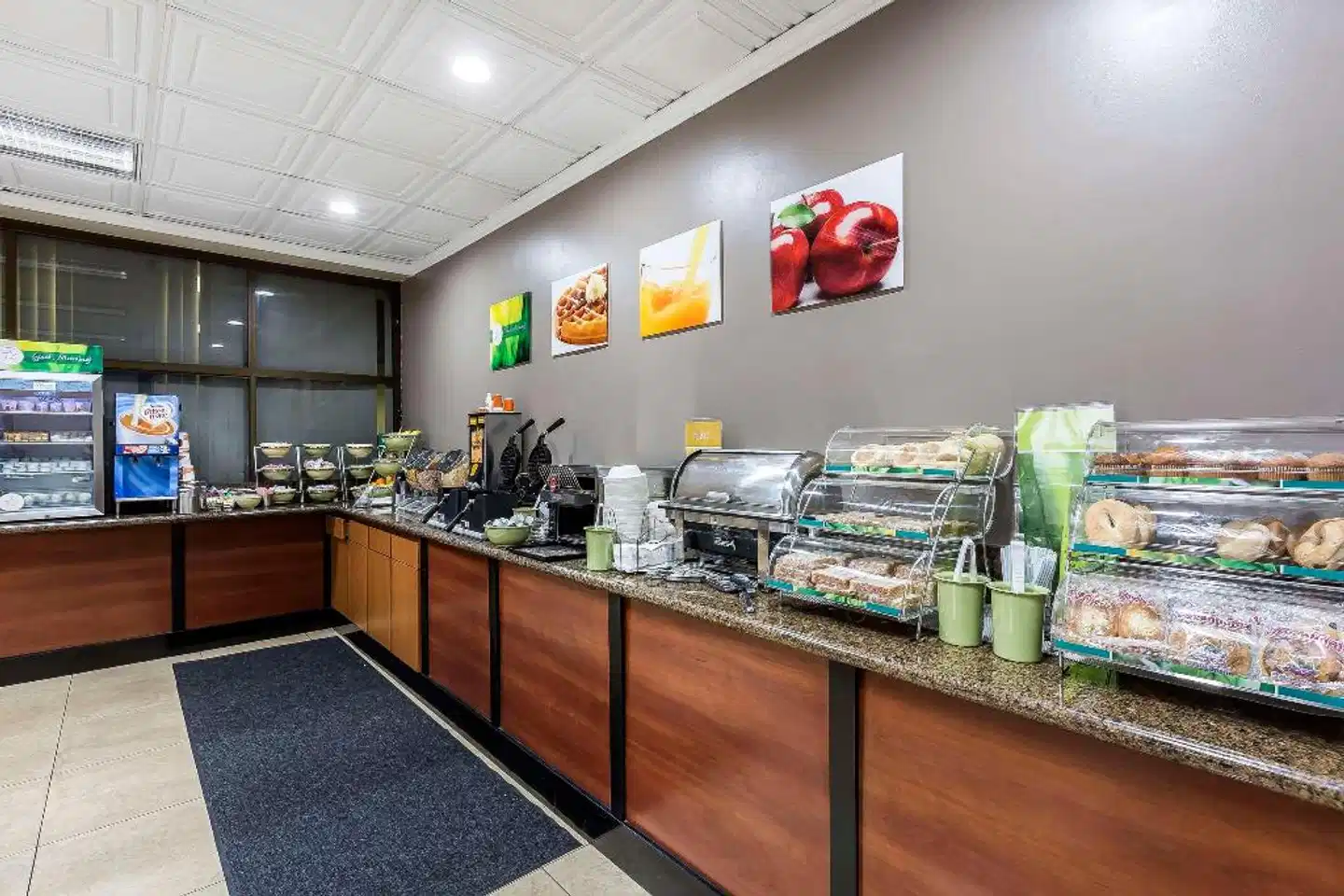 Quality Inn & Suites Los Angeles Airport - LAX Bar