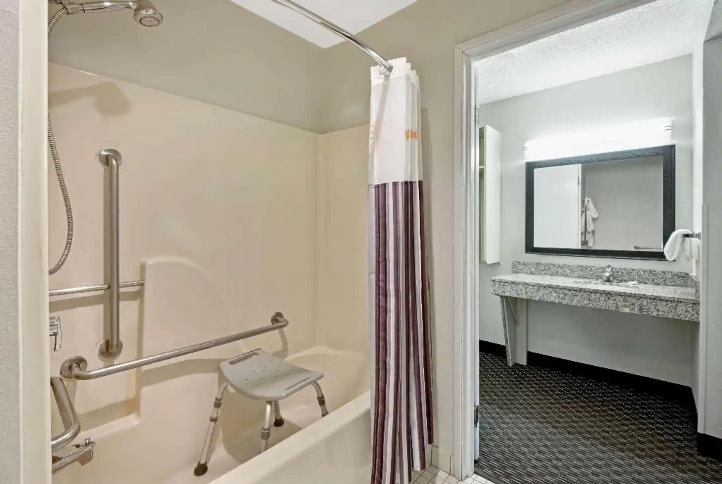 La Quinta Inn & Suites by Wyndham Harrisburg Airport Hershey Badezimmer