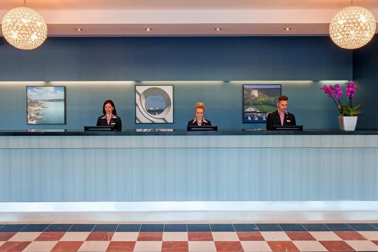 Jurys Inn Plymouth Lobby