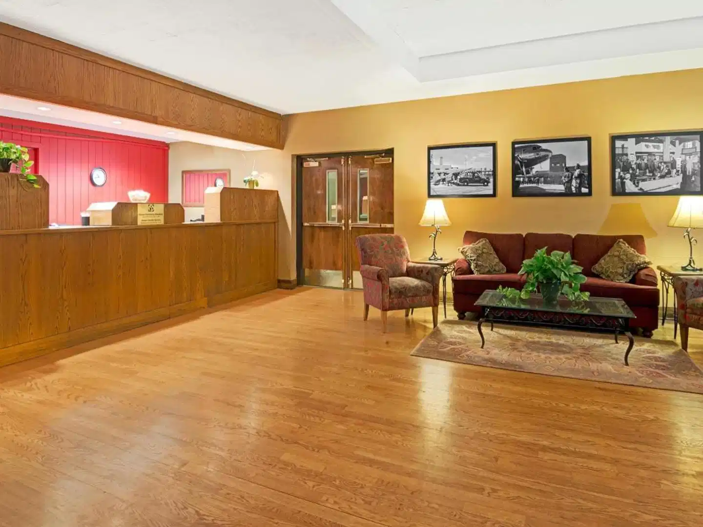 Ramada by Wyndham Albuquerque Airport Lobby