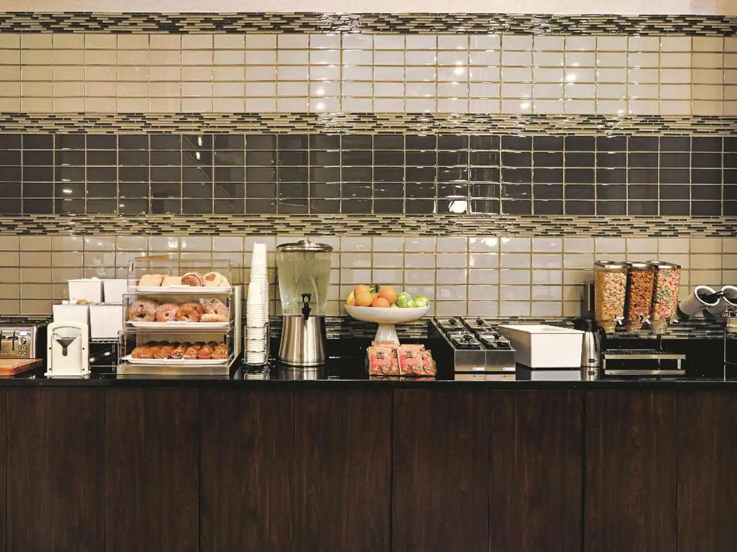 La Quinta Inn & Suites by Wyndham Denver Airport DIA Lobby