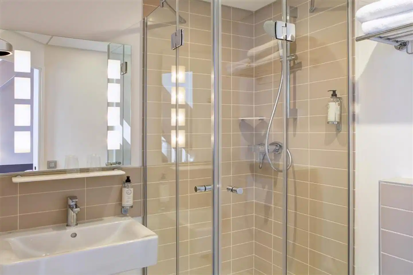 Contact Hotel Alizé Montmartre Badezimmer