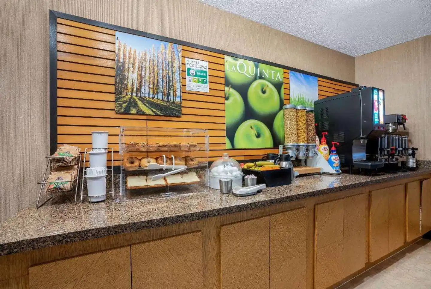 La Quinta Inn & Suites by Wyndham Seattle Sea-Tac Airport Bar