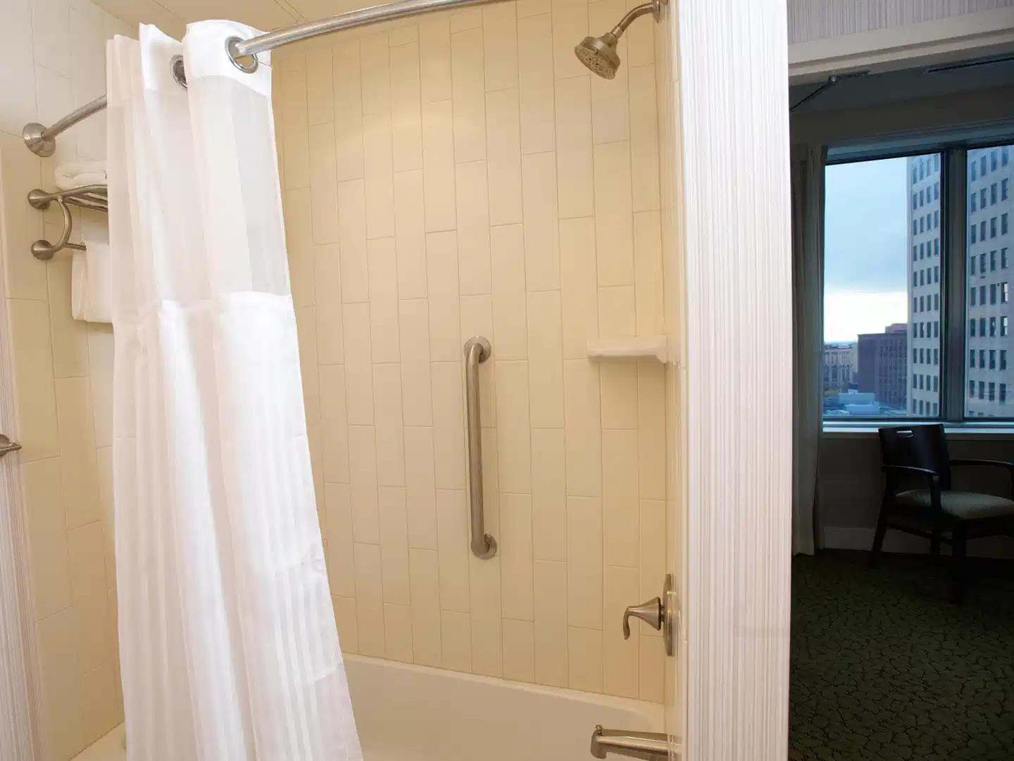 Hilton Garden Inn Buffalo Downtown Badezimmer