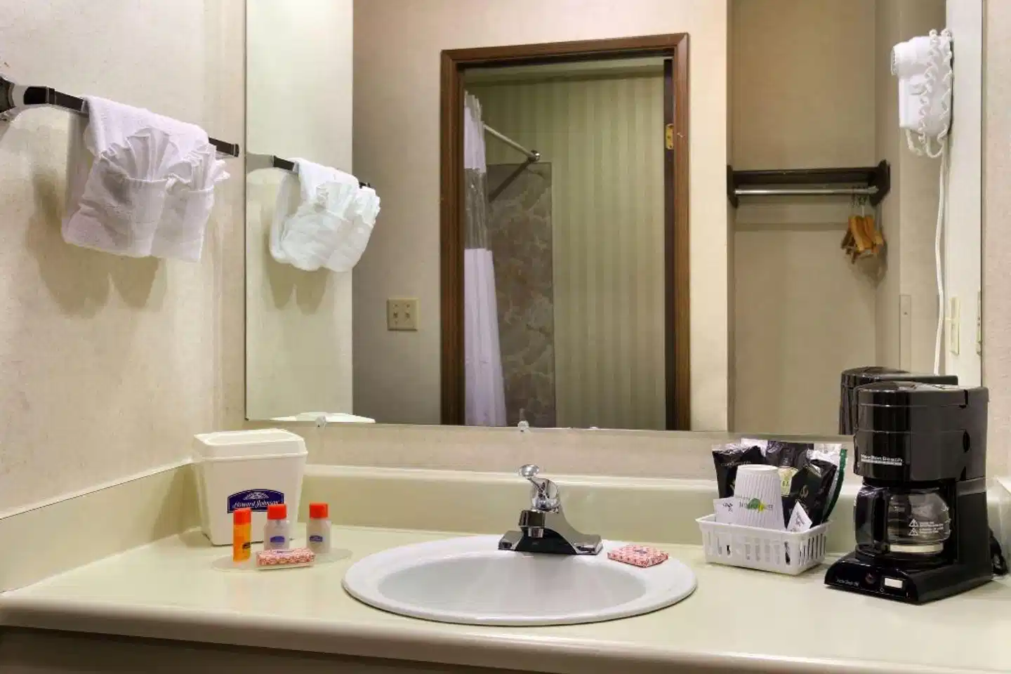 Howard Johnson by Wyndham Portland Airport Badezimmer