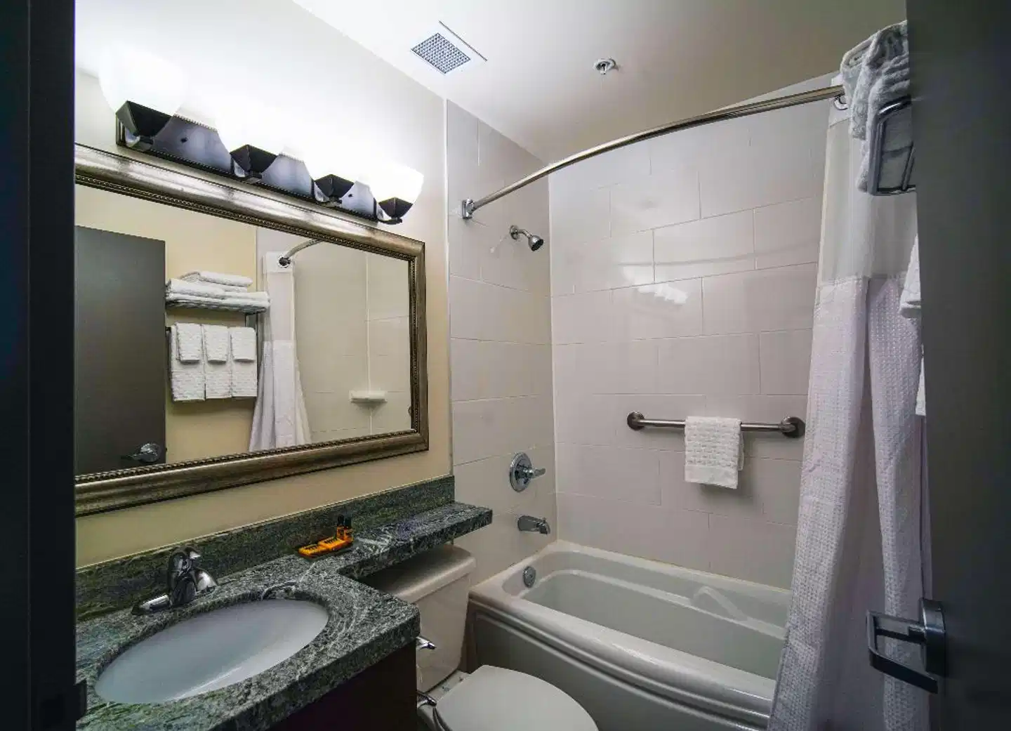 Best Western Plus Chocolate Lake Hotel Badezimmer