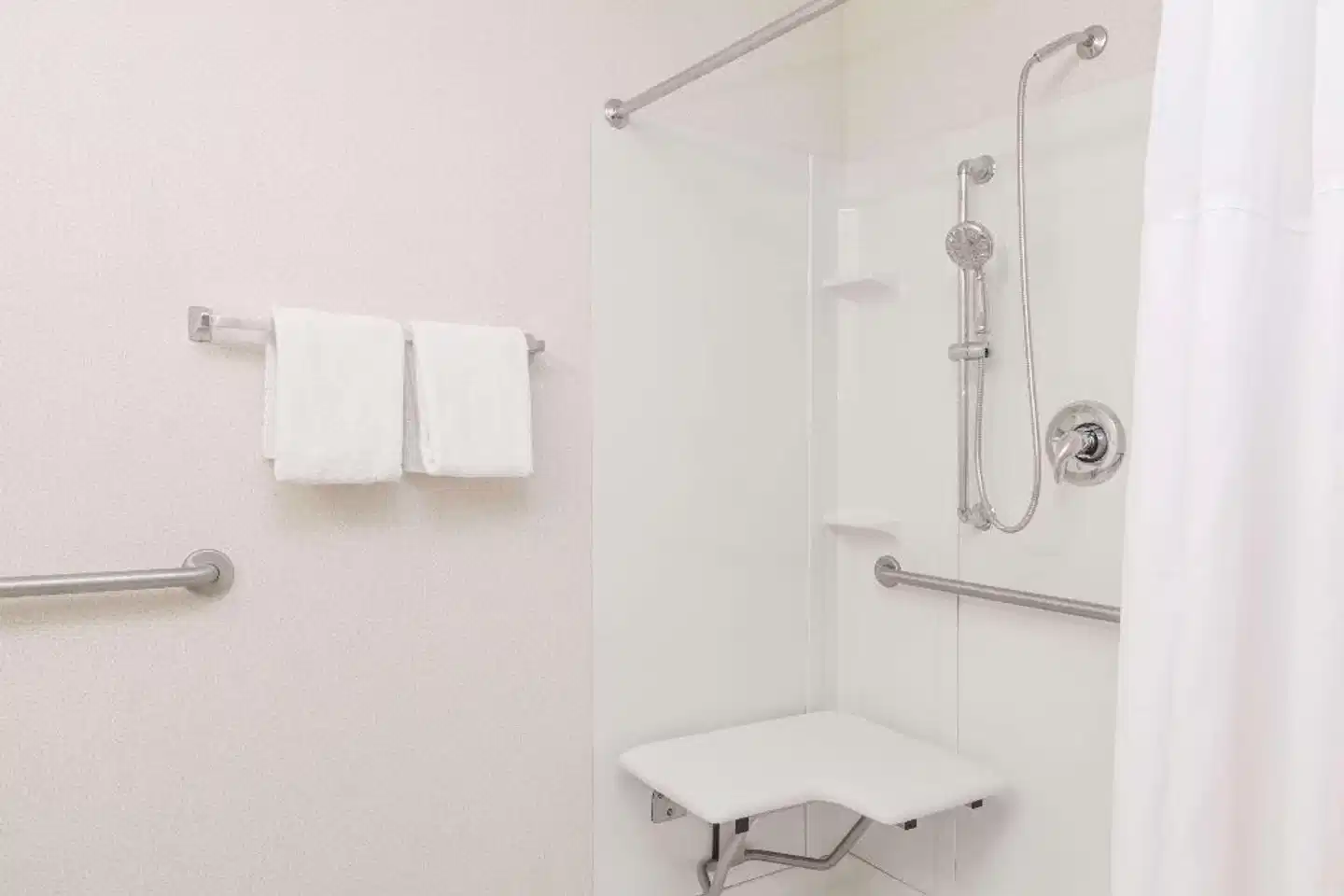 Days Inn by Wyndham Albany SUNY Badezimmer