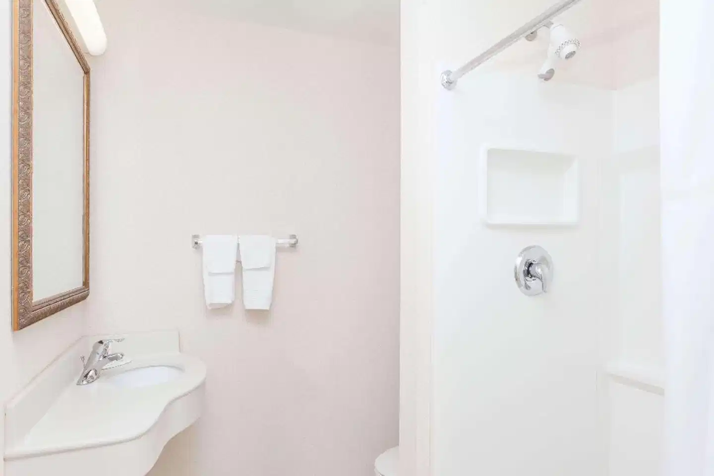 Days Inn by Wyndham Albany SUNY Badezimmer