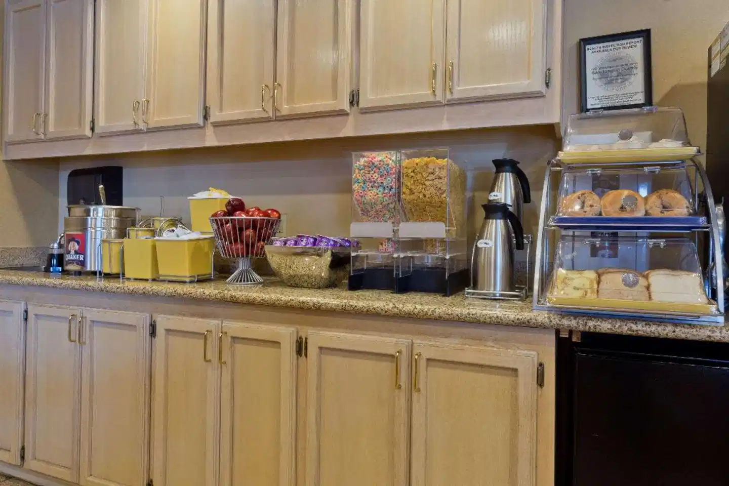 Days Inn by Wyndham Lathrop Lobby