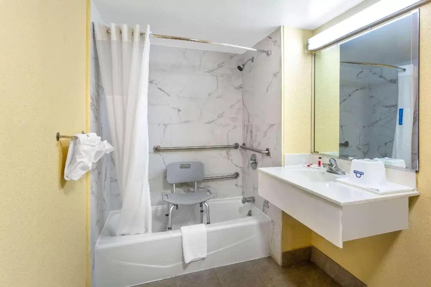 Red Roof Inn Hampton Badezimmer