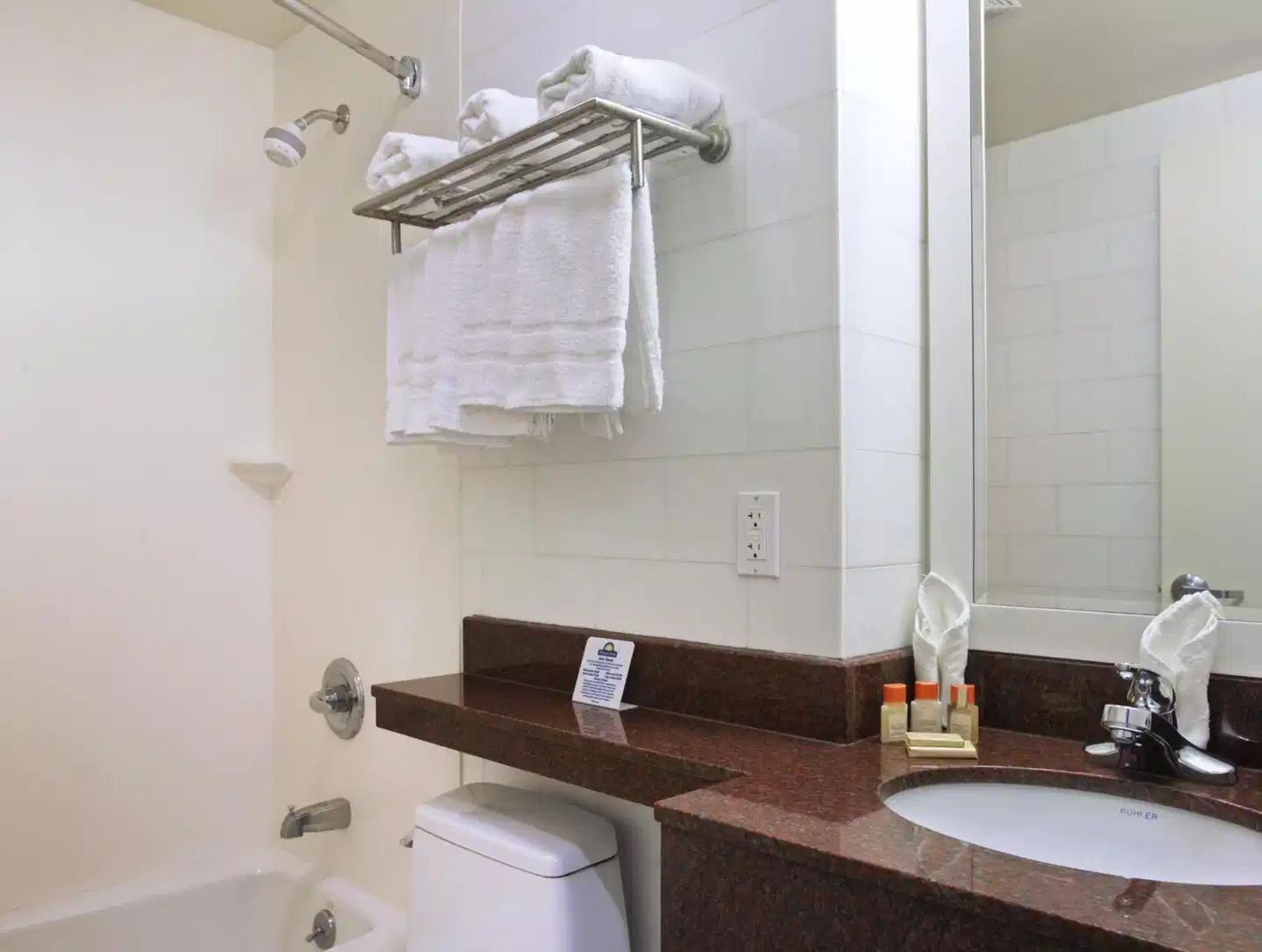 Days Inn by Wyndham Bronx Near Stadium Badezimmer