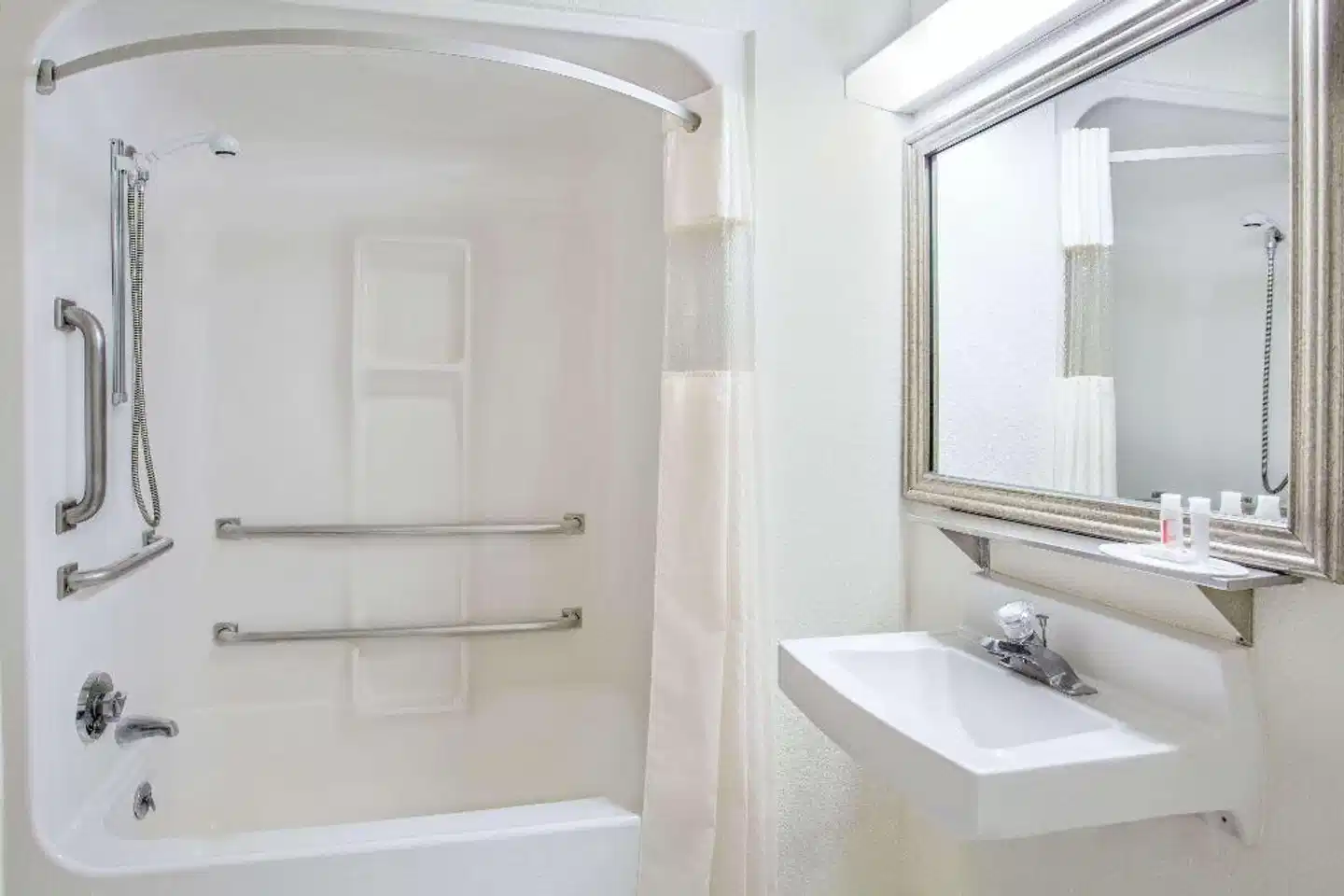 Baymont by Wyndham Green Bay Badezimmer