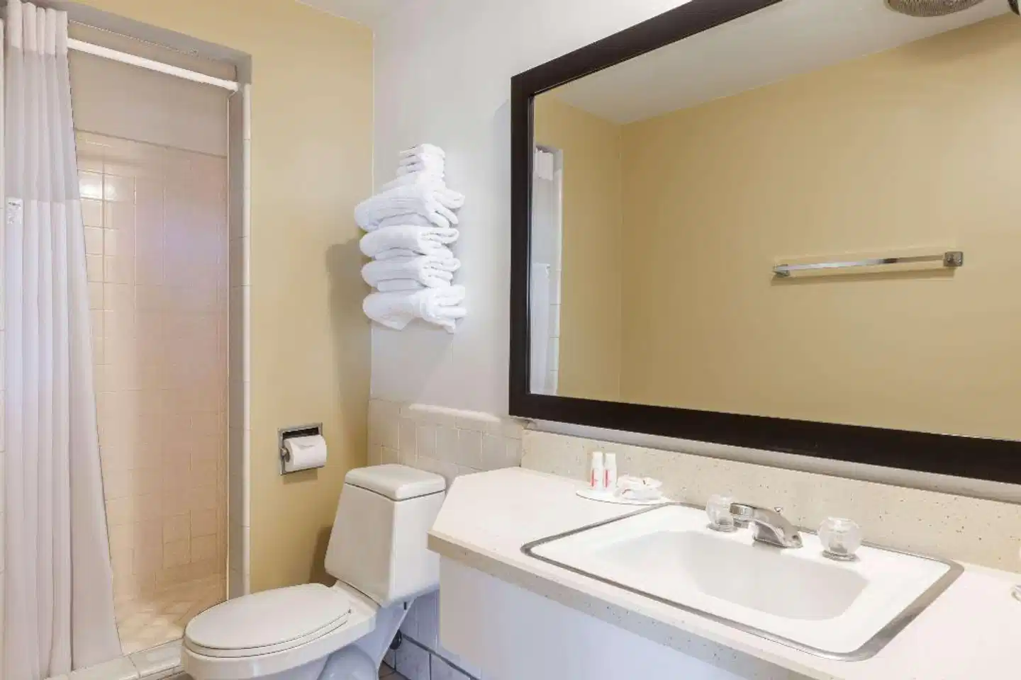 Super 8 by Wyndham Santa Barbara/Goleta Badezimmer