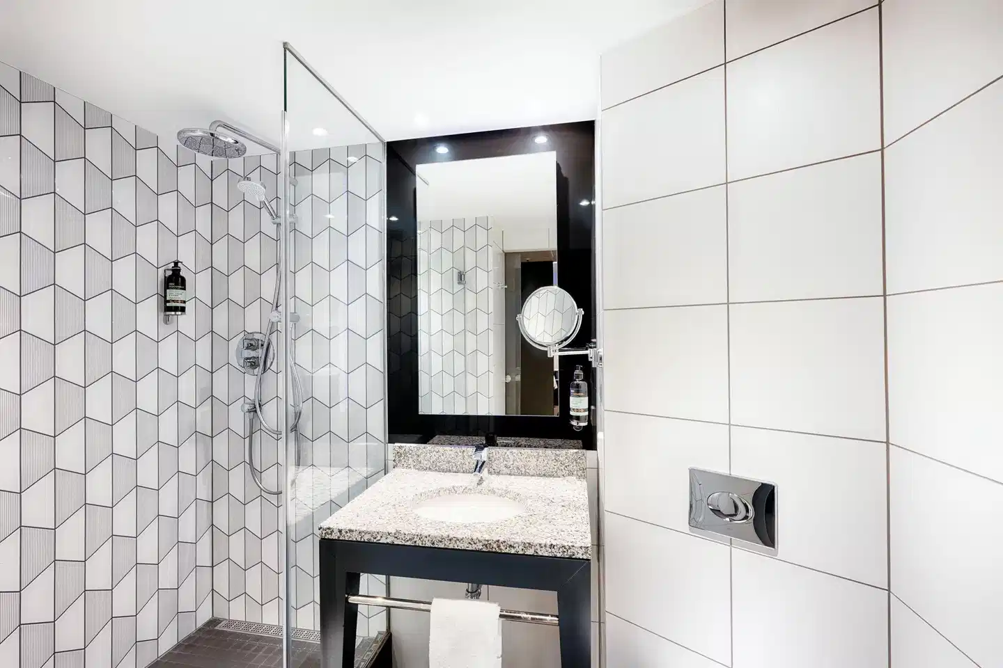 Premier Inn Berlin Alexanderplatz Badezimmer