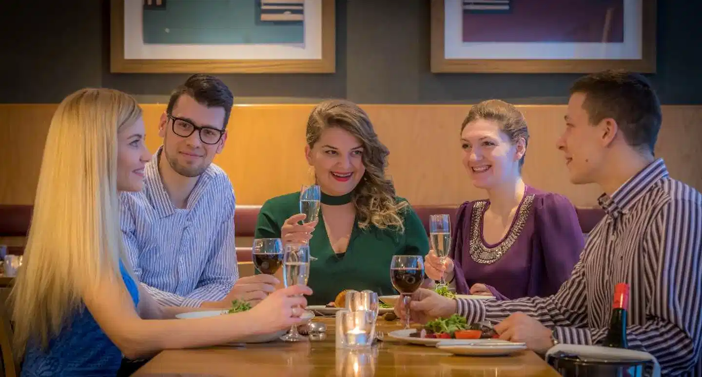 Clayton Hotel Cardiff Lane Personen