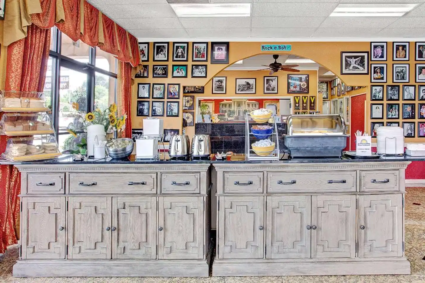 Days Inn by Wyndham Memphis at Graceland Lobby