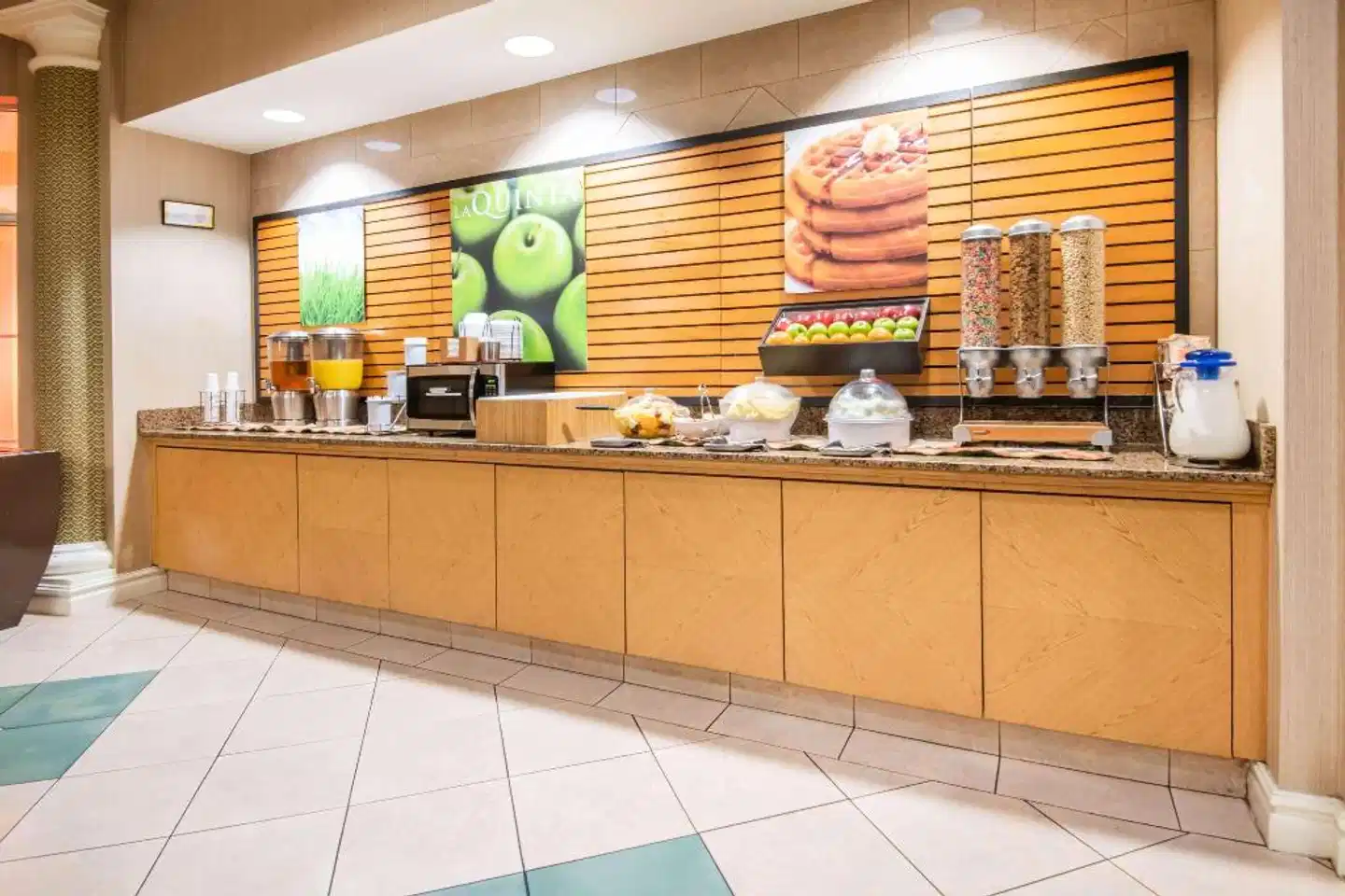 La Quinta Inn & Suites Colorado Springs South AP Lobby