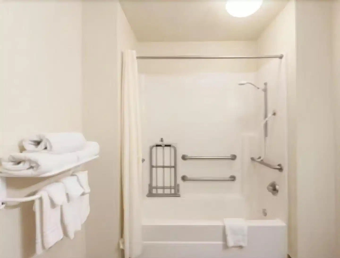 Ramada by Wyndham Fresno North Badezimmer