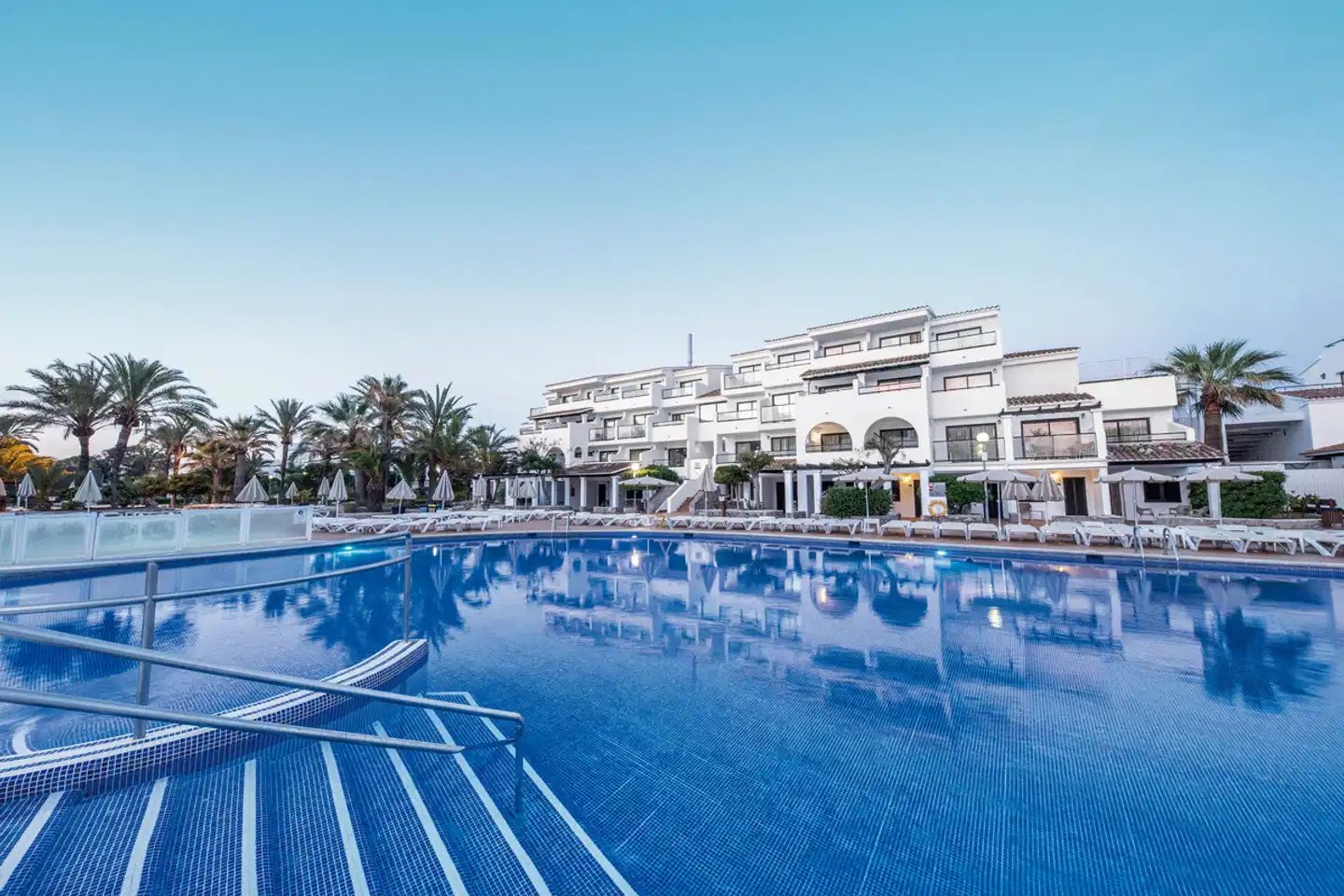 FERGUS Style Bahamas Pool