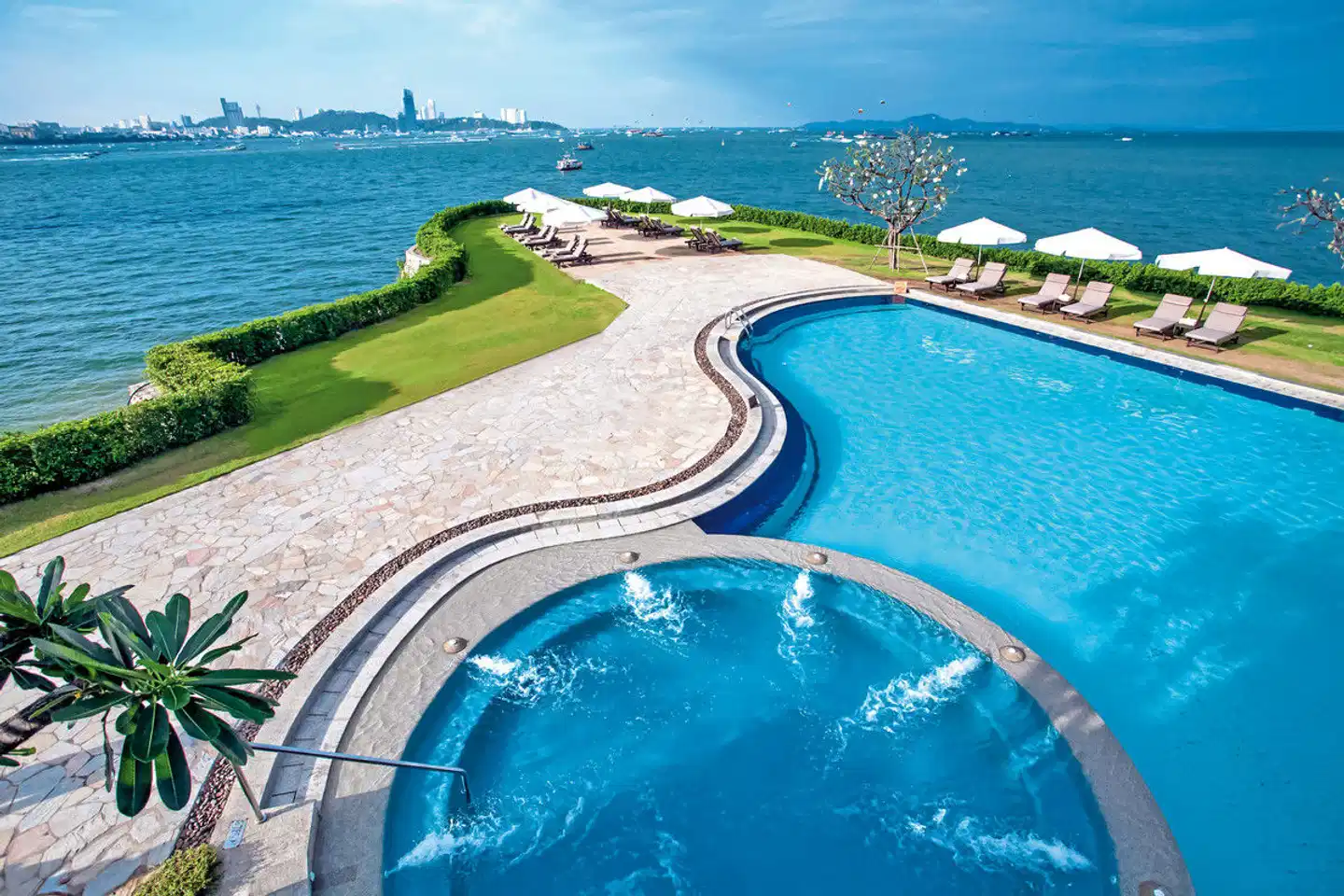 Dusit Thani Pattaya Pool