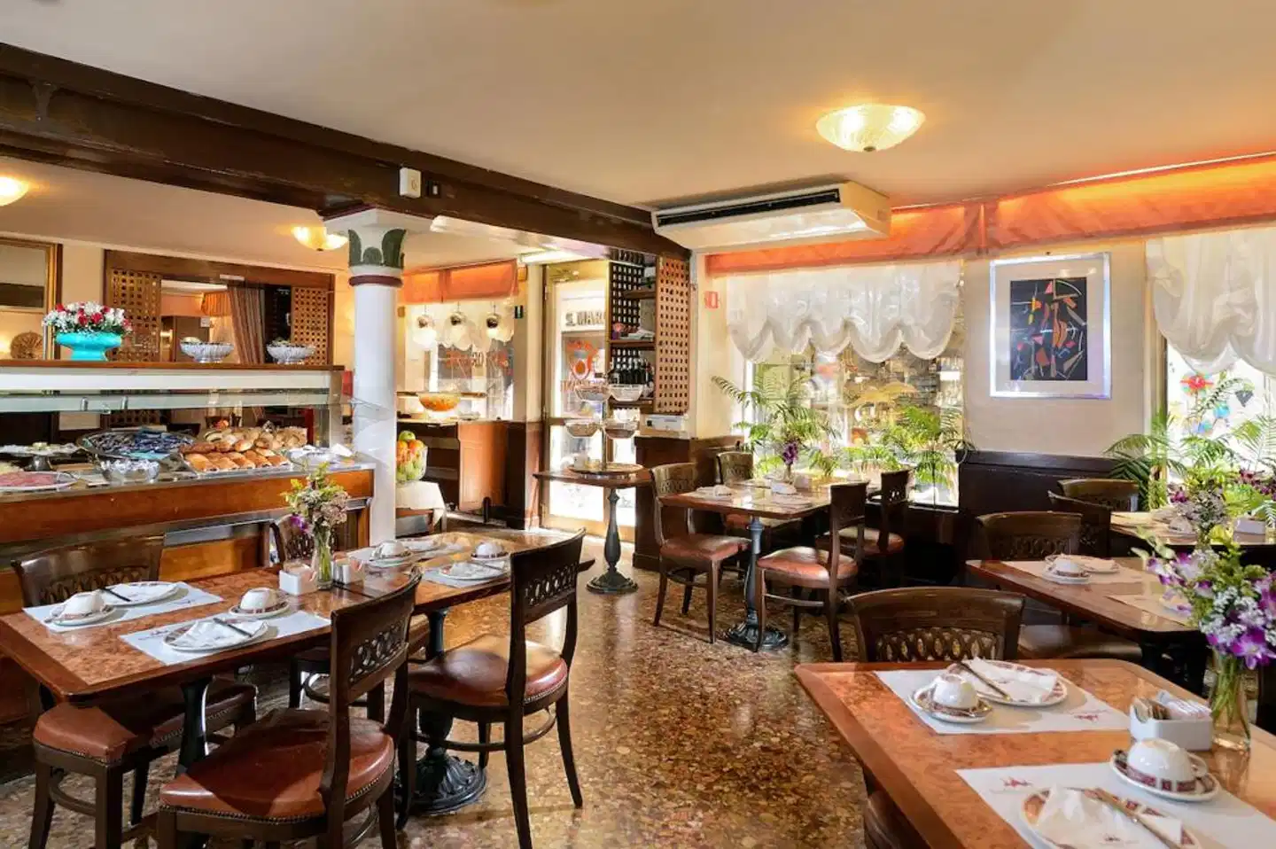 Hotel Ambassador Tre Rose Restaurant