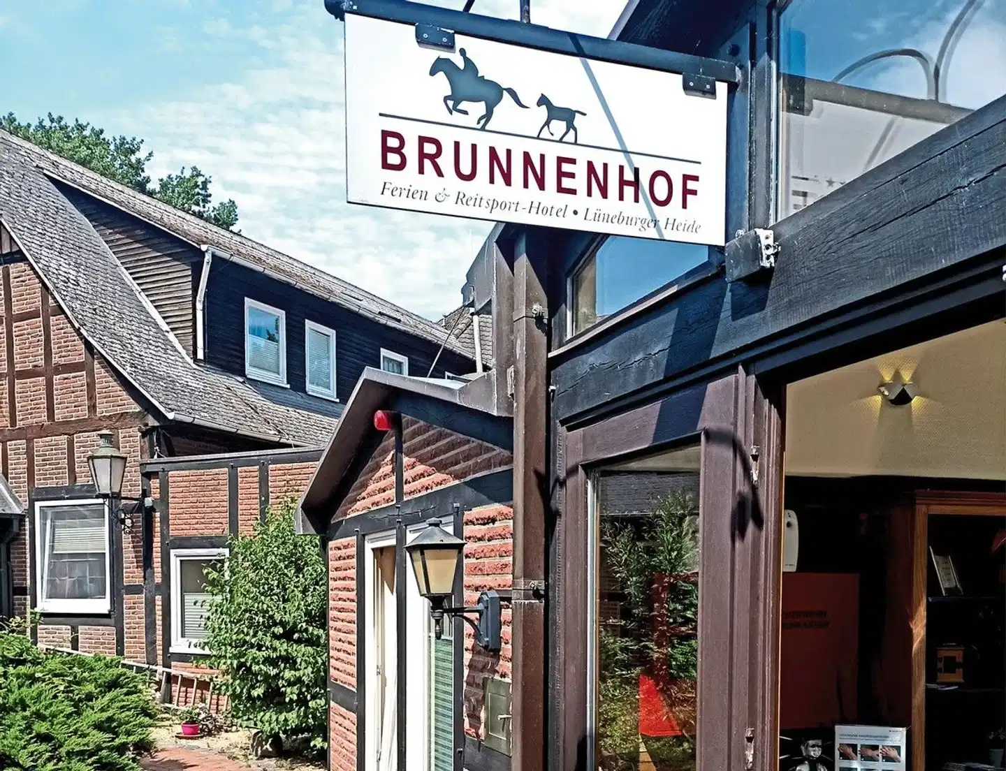 CAREA Ferien- & Reitsport-Hotel Brunnenhof Aussenansicht