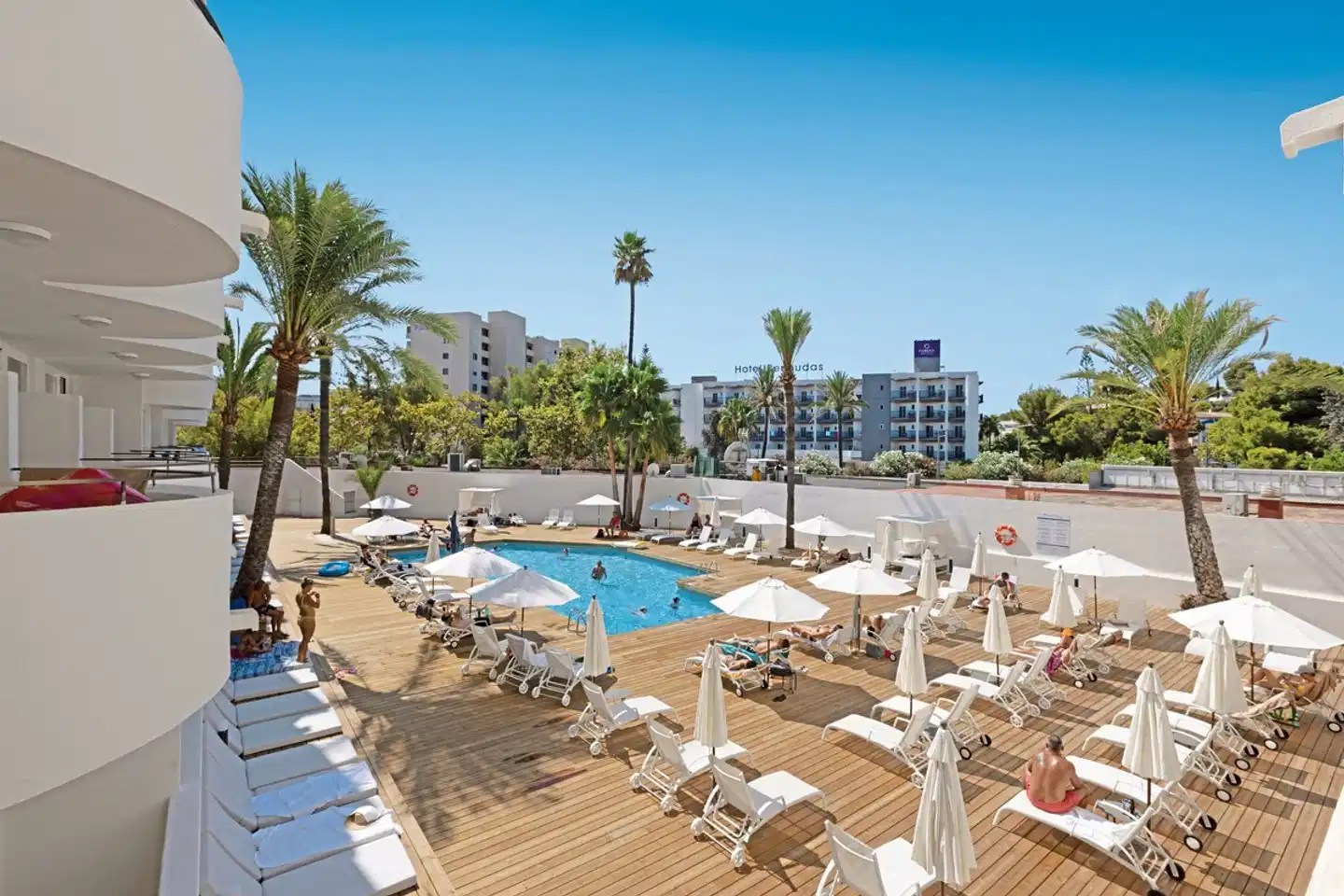 Palmanova Beach by THR Terrasse