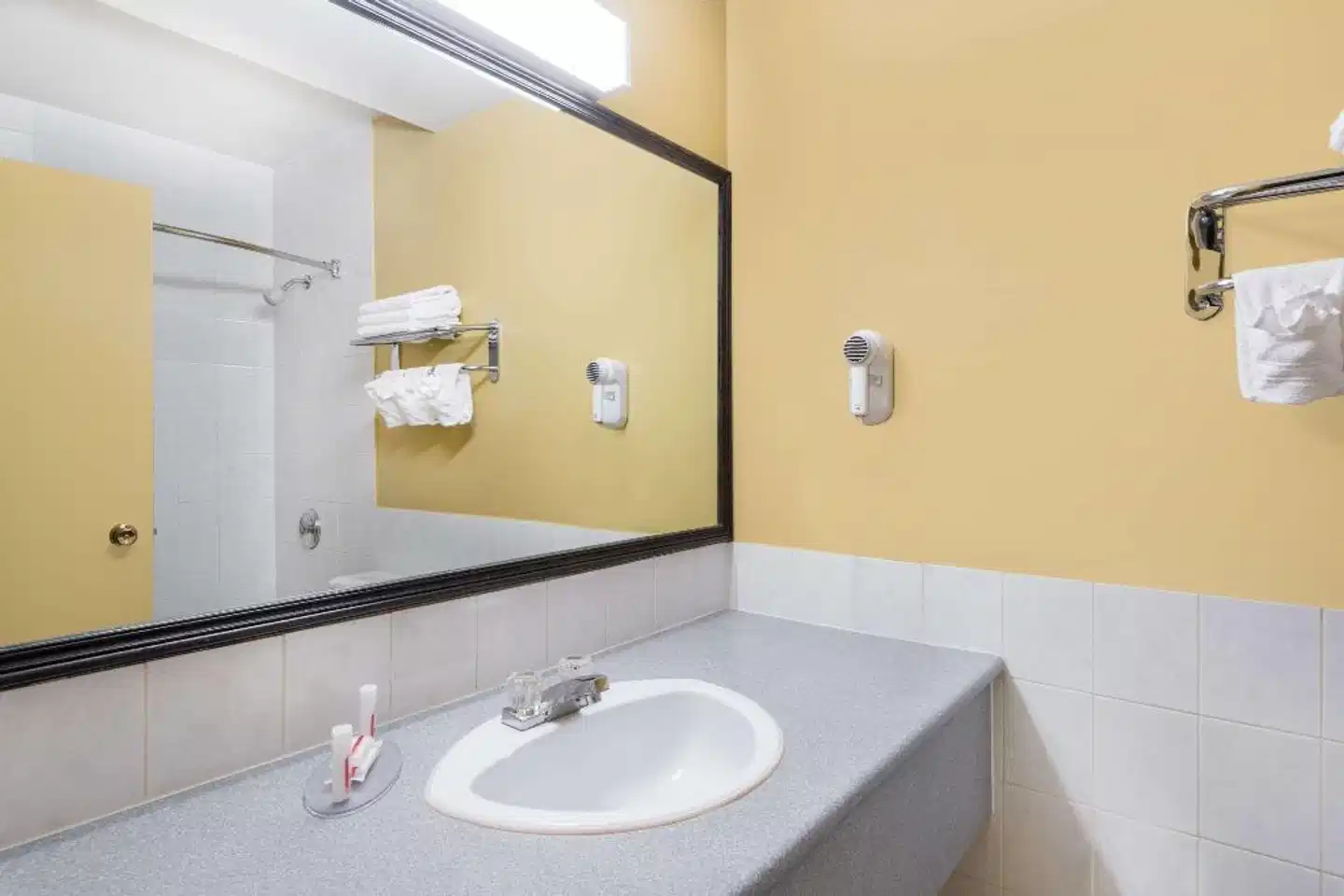 Super 8 by Wyndham Thunder Bay Badezimmer