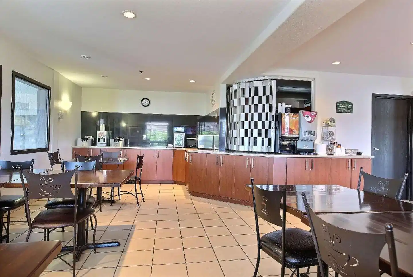 Super 8 by Wyndham Trois-Rivieres Bar