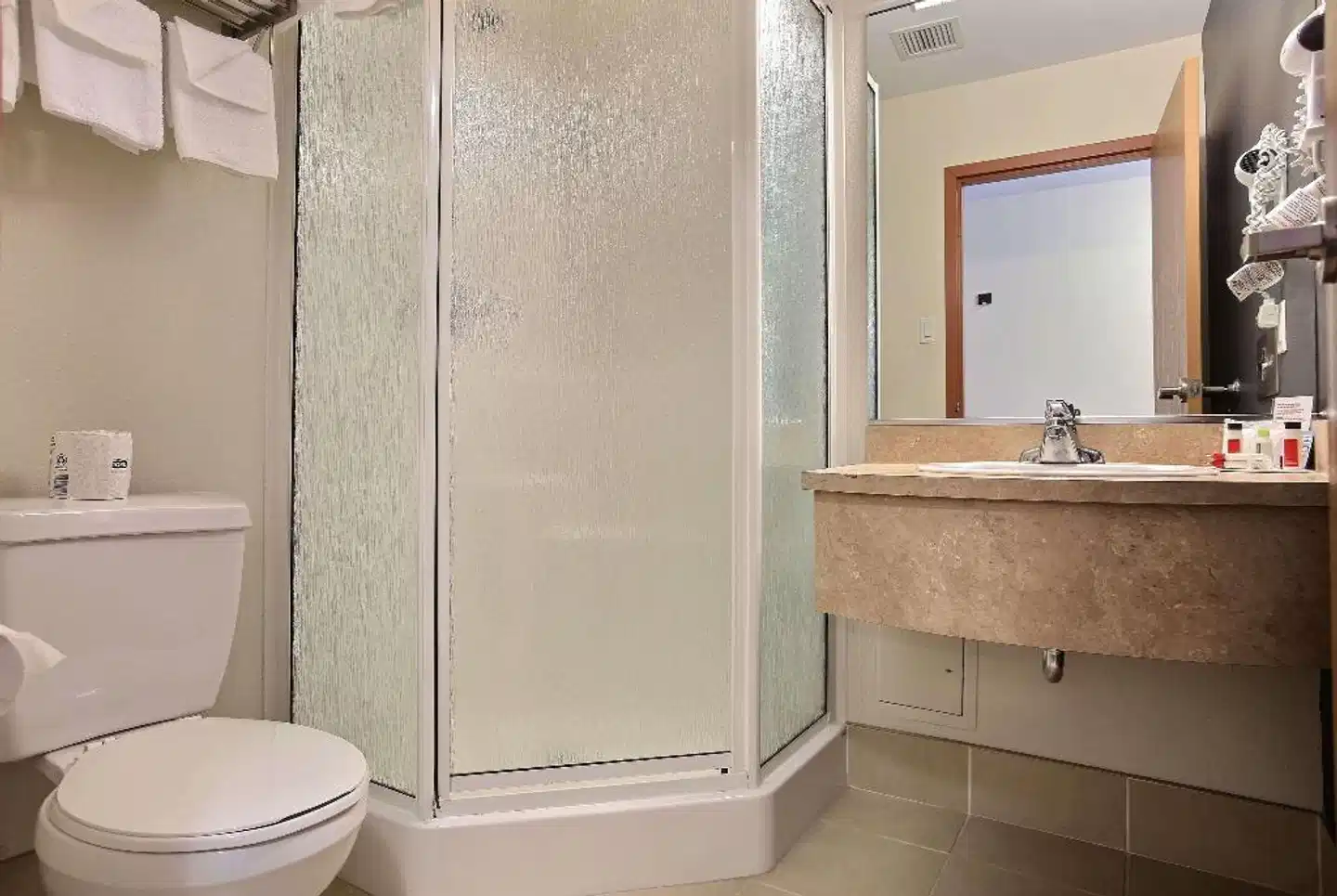 Super 8 by Wyndham Trois-Rivieres Badezimmer