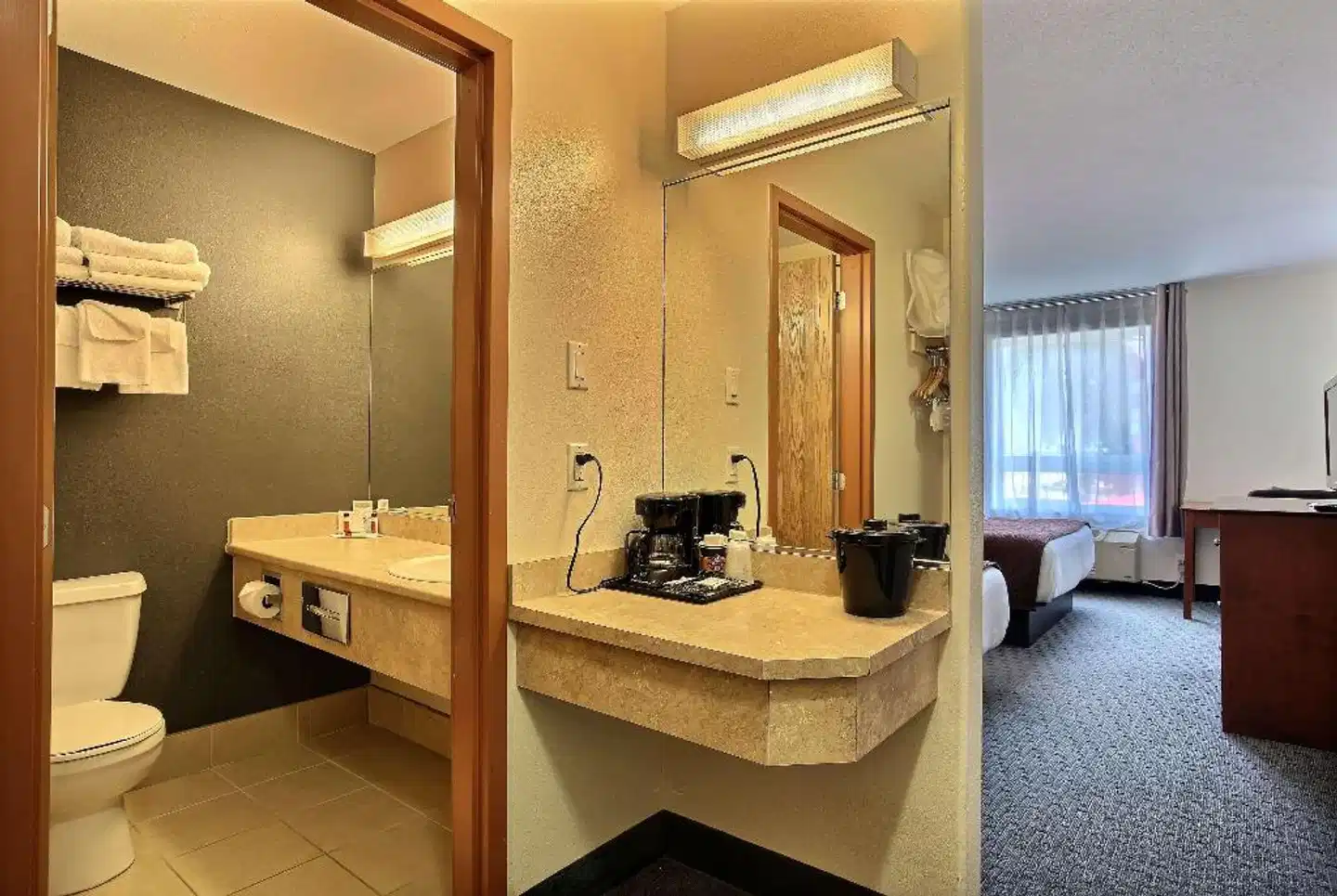 Super 8 by Wyndham Trois-Rivieres Badezimmer